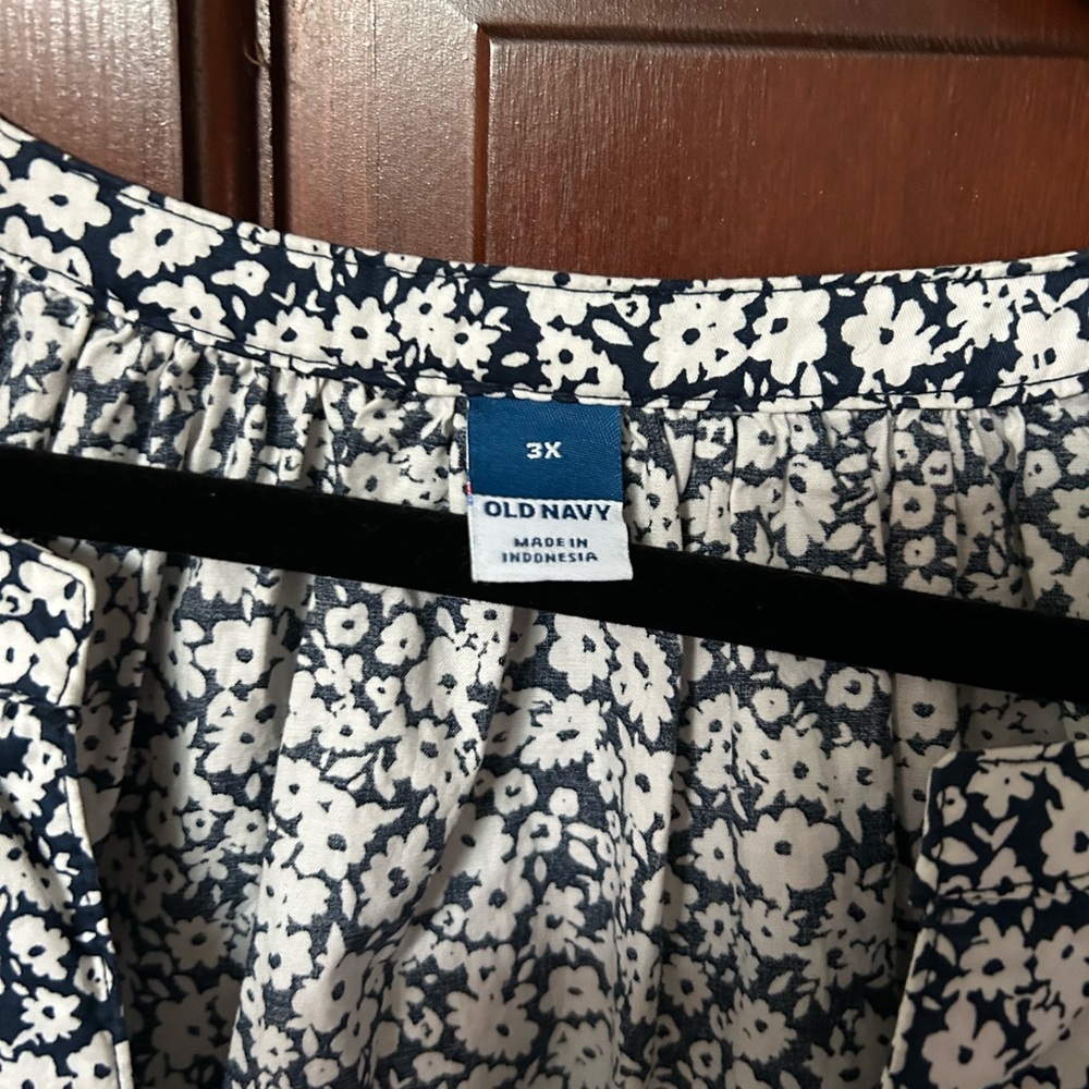 Old Navy Long Sleeve Blouse.  Light weight and size 3X